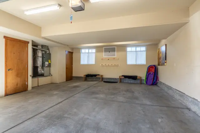 Garage & exterior photo 1