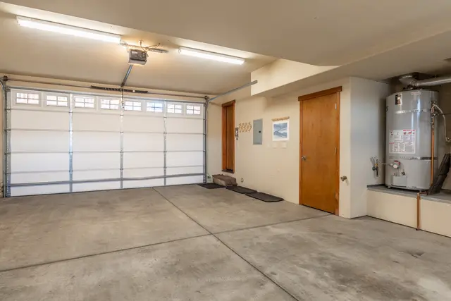 Garage & exterior photo 2