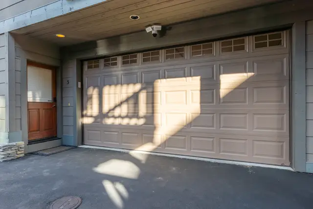 Garage & exterior photo 3