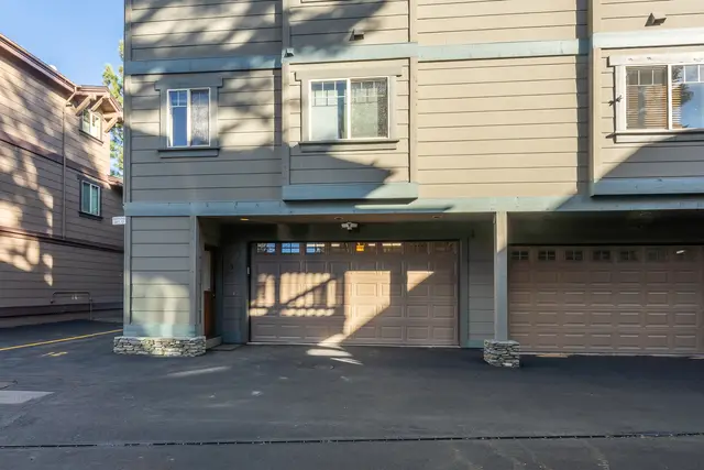 Garage & exterior photo 4