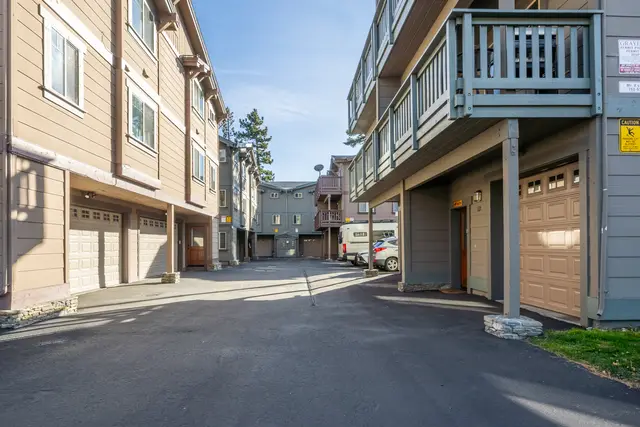 Garage & exterior photo 5